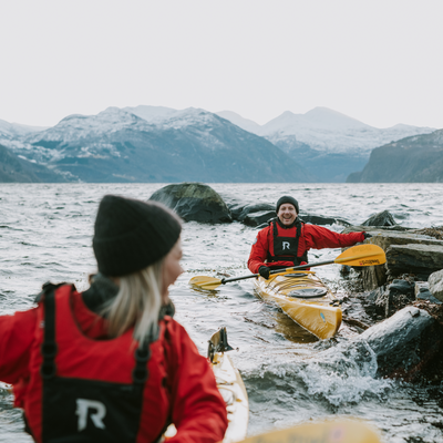 Mann og dame ute i hver sin kano